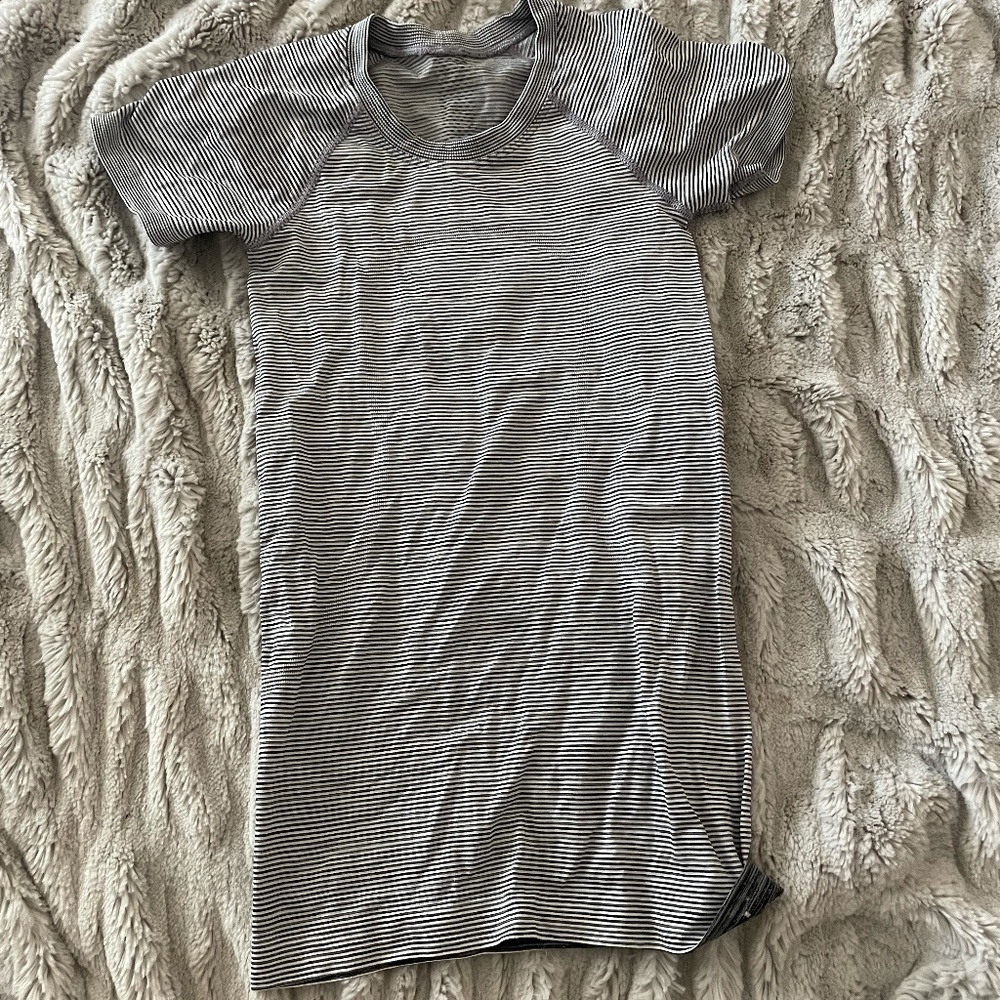 Tetra strip Lululemon Swiftly Tech Short Sleeve 2.0. Size 0